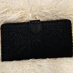 WALLET : Embossed black wallet/passport holder